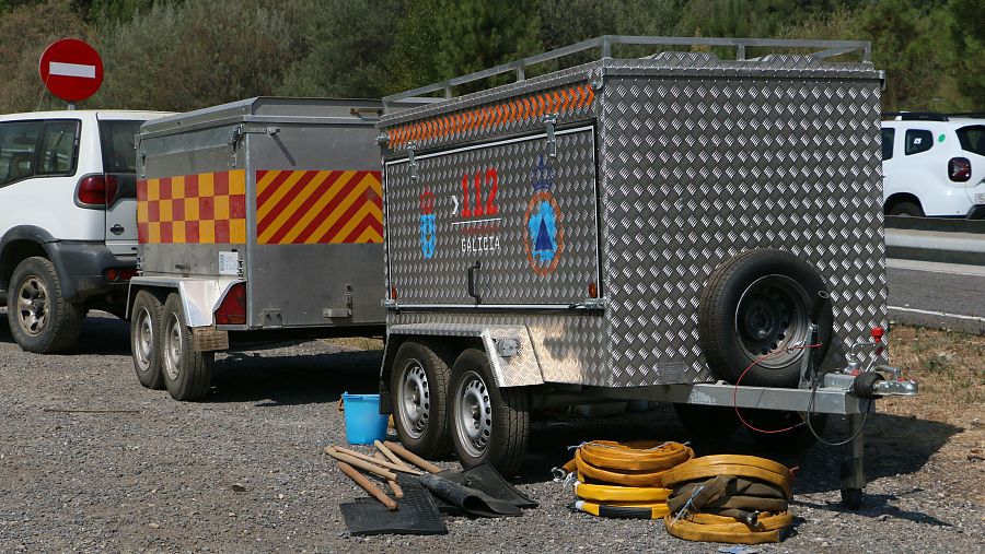Un vehículo de protección civil en el PMA del incendio de Larouco