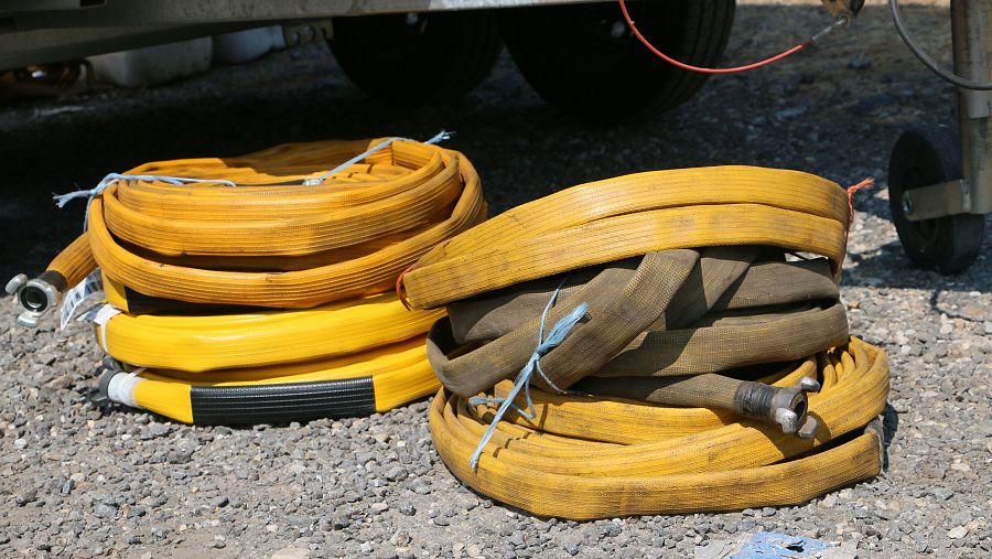 Imagen de varias mangueras utilizadas en el incendio de Larouco