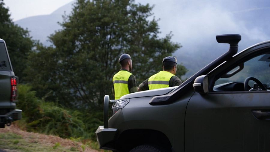 Varios militares vigilan que no se reactive el fuego en los montes de Valdeorras
