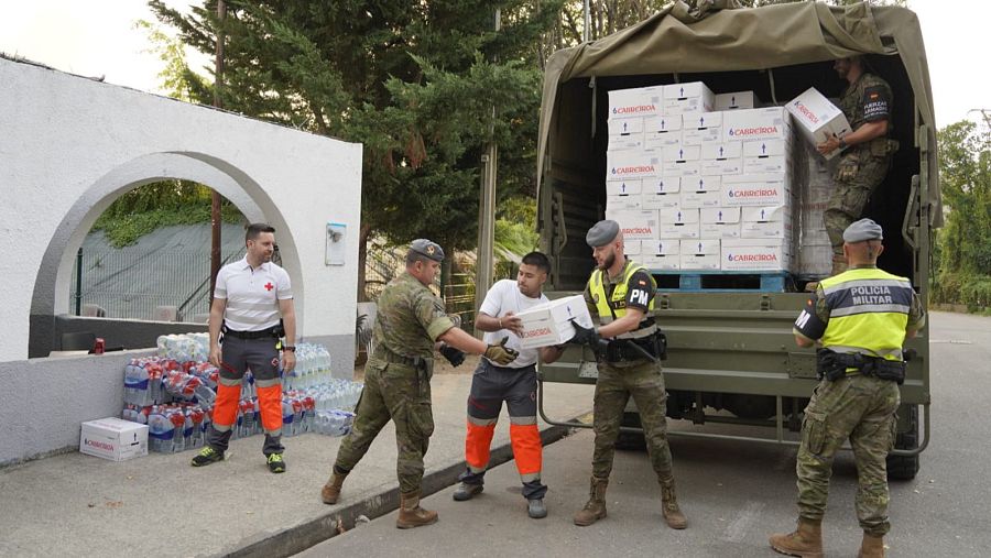 Varios militares descargan agua para los vecinos afectados por el incendio de Larouco