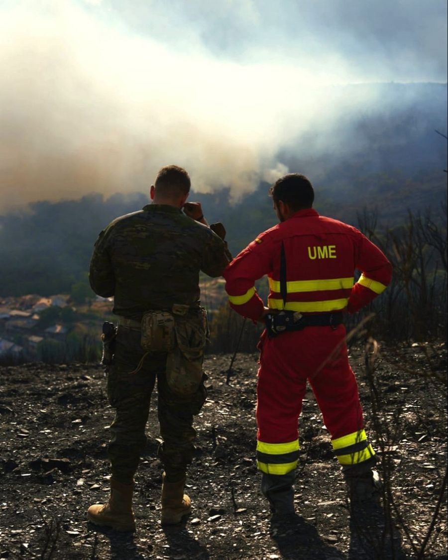 Un militar del Ejército de Tierra y un miembro de la UME observan uno de los focos activos
