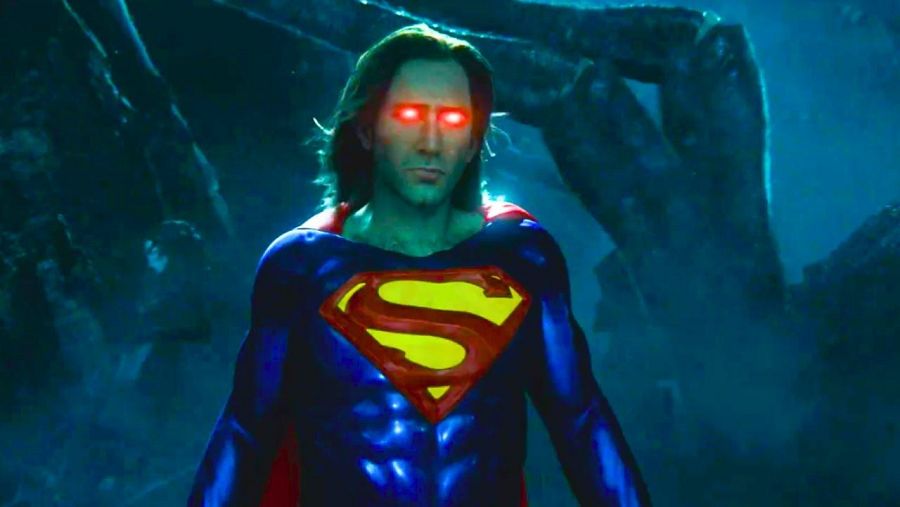 Nicolas Cage, con el traje de Superman, mirada intensa y ojos rojos, en un fondo oscuro y rocoso.
