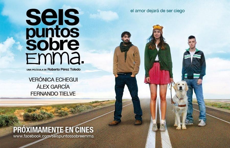 Tres personas y un perro guía en una carretera bajo un cielo parcialmente nublado.  El póster incluye el título de la película y el nombre del director.