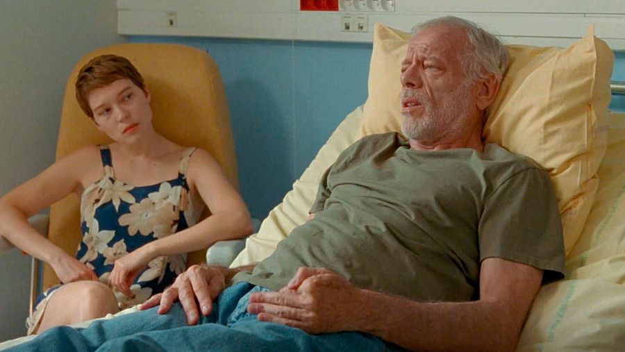 Una escena de 'Una bonita mañana' con Léa Seydoux y Pascal Greggory