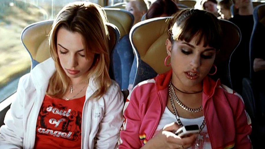 Las actrices Laya Martí y Verónica Echegui en una escena de 'Yo soy la Juani'