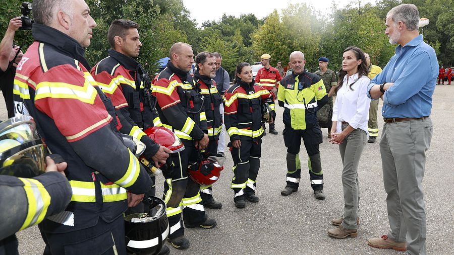 Los reyes Felipe y Letizia, en un encuentro con las unidades desplegadas en el lago de Sanabria
