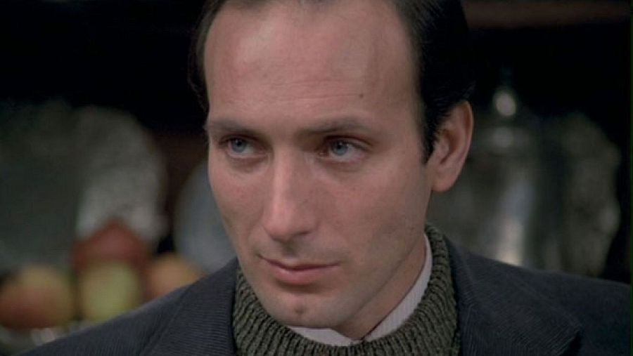 Eusebio Poncela como Carlos Deza en 'Los gozos y las sombras'.