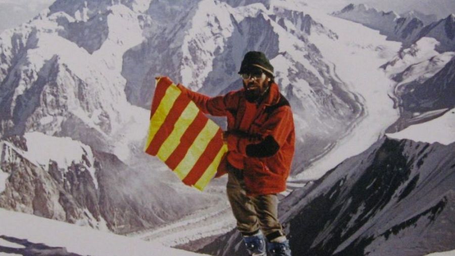 Antoni Sors mostra la senyera després de fer el cim a l'Everest el 1985