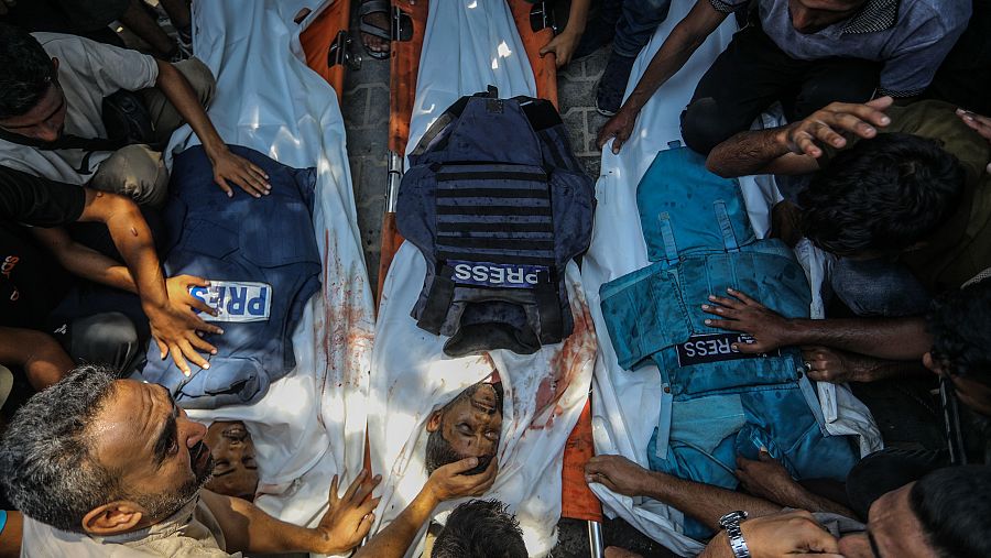 Palestinos lloran la muerte de un periodista asesinado en un ataque israelí contra el Hospital Nasser en Jan Yunis.