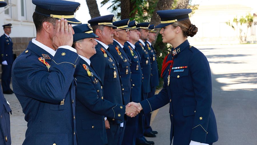 La princesa saluda a los profesores y mandos de la Academia General del Aire