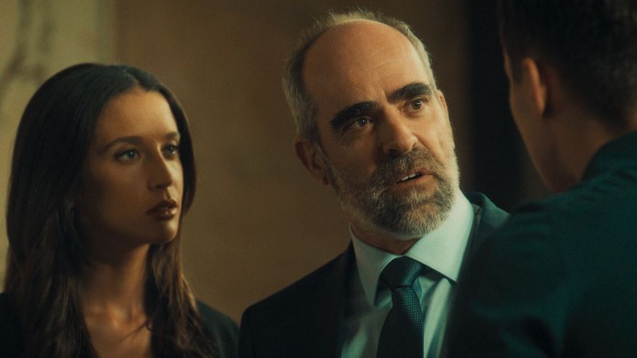 Los actores María Pedraza, Luis Tosar y Arón Piper en una escena de 'El correo', de Daniel Calparsoro