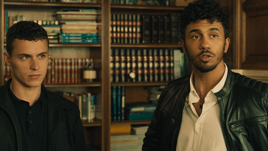 Los actores Arón Piper y Nourdin Batán en una escena de 'El correo', de Daniel Calparsoro