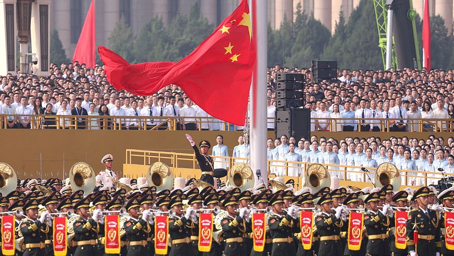 Miembros de la banda militar tocando durante la ceremonia del izado de bandera en el desfile militar celebrado en la plaza de Tiananmen.