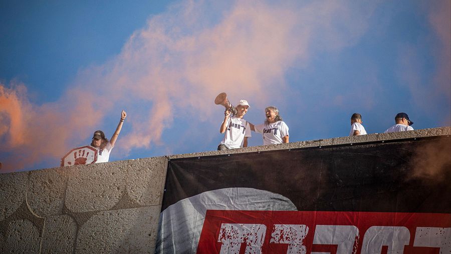 Los manifestantes exigen el fin de la guerra en Gaza desde la azotea de la Biblioteca Nacional de Israel.