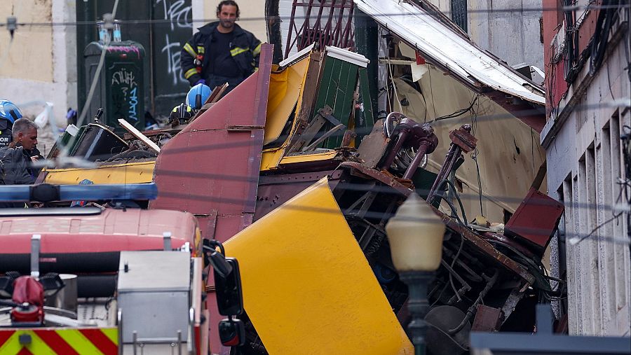 Rescatistas y bomberos trabajan en el lugar del descarrilamiento del funicular Gloria en Lisboa, Portugal