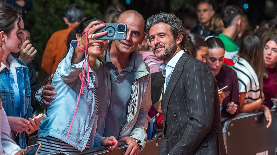 Diego Martín, protagonista de 'Sin Gluten', con el público del FesTVal de Vitoria