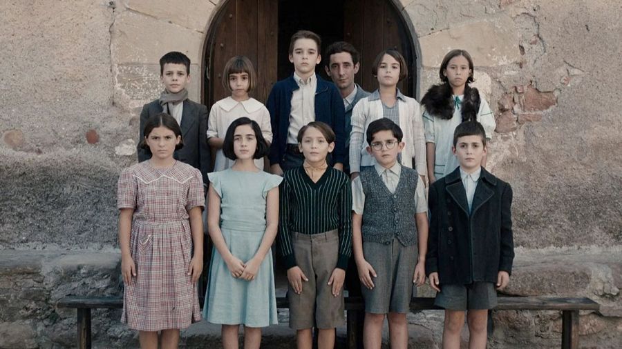 Escena de Enric Auquer caracterizado como Antoni Benaiges, 'El maestro que prometió el mar'