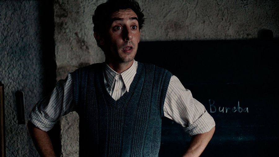 Escena con el actor Enric Auquer en 'El maestro que prometió el mar'