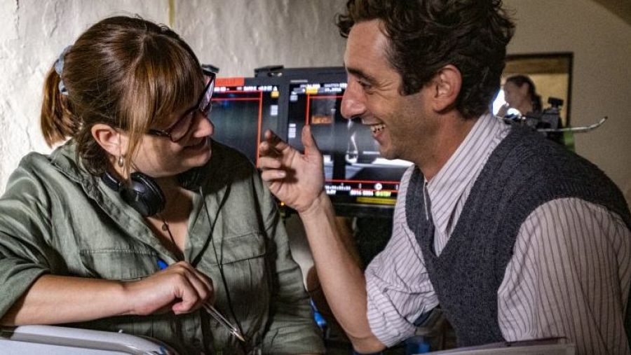 Imagen de Patricia Font y Enric Auquer durante el rodaje de 'El maestro que prometió el mar'