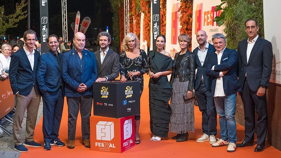 Equipo completo de 'Sin Gluten' en la alfombra naranja del FesTVal