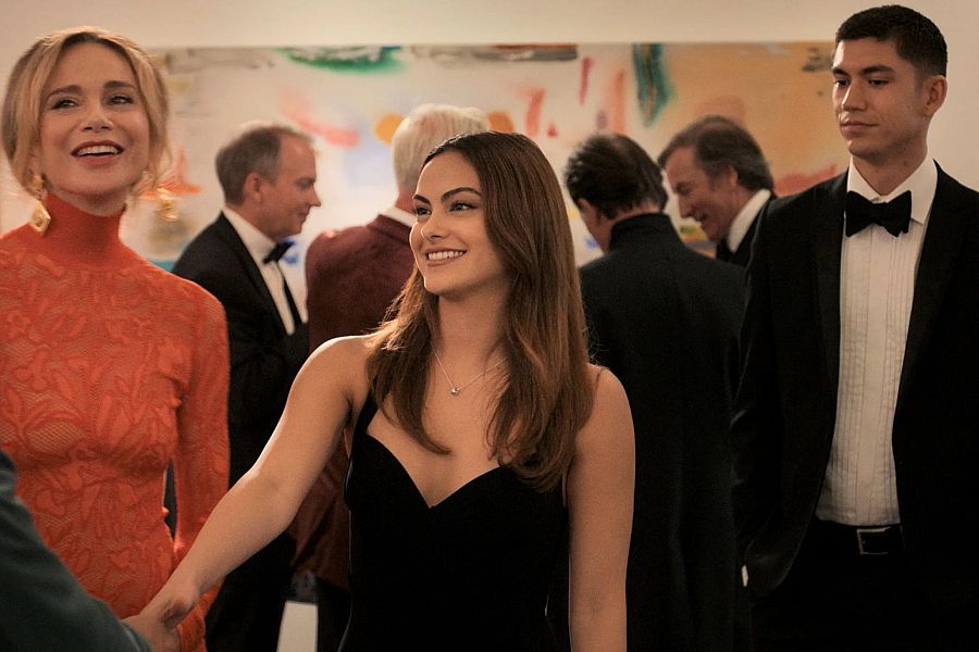 Lena Olin, Camila Mendes y Archie Renaux en 'Upgraded: Primera clase'