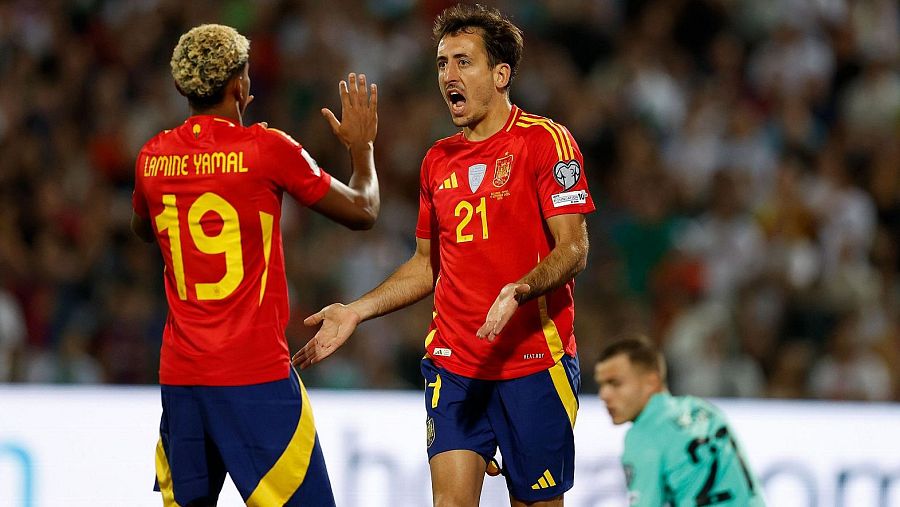 Lamine Yamal y Mikel Oyarzabal, en el partido de ayer