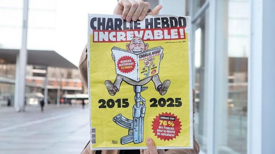 Portada de revista con caricatura de persona leyendo la publicación sobre un fusil AK-47; titular 