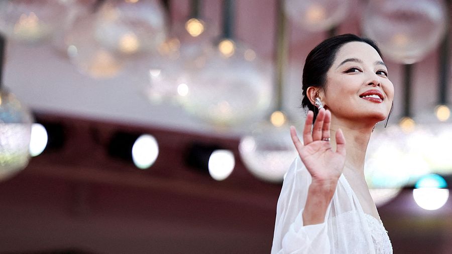 Xin Zhilei posa en la alfombra roja