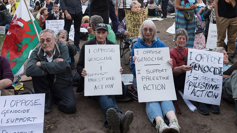 Fotografía de personas manifestándose en la plaza del Parlamento británico