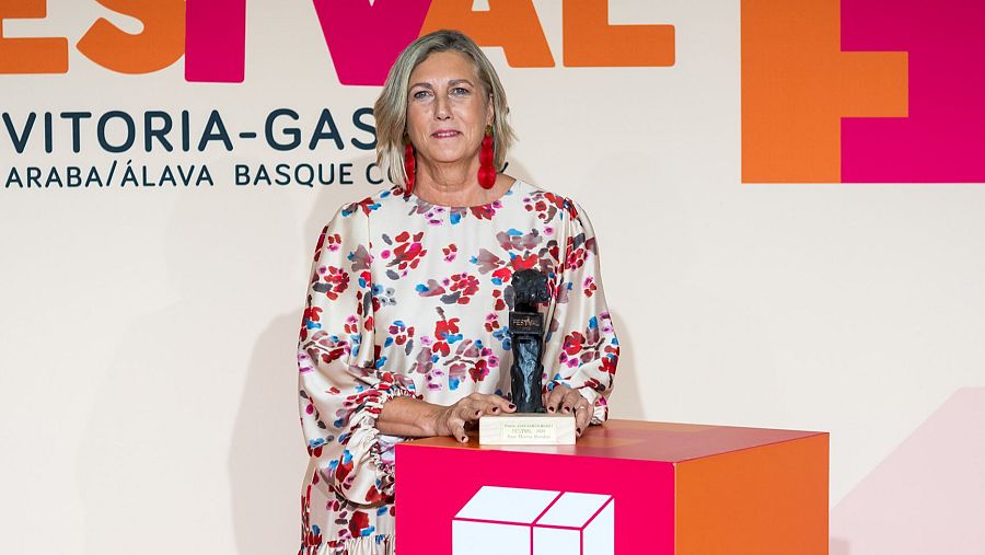 Ana María Bordas, con su premio, ayer en Vitoria
