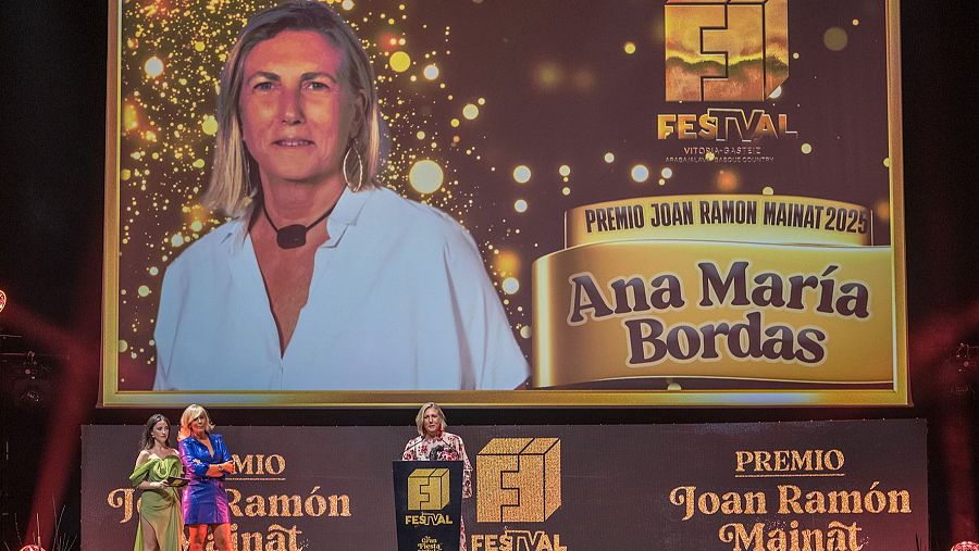 Ana Bordas subiendo a recoger el premio, en la gala celebrada anoche