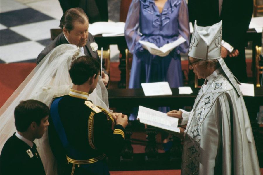 Robert Runcie, arzobispo de Canterbury, oficia la boda de Carlos III y Lady Di