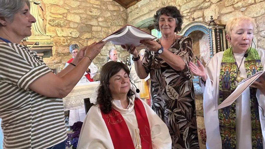 Christina Moreira durante su ordenación como obispa