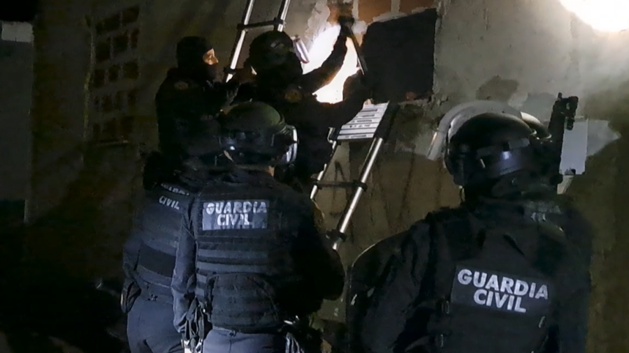 Instante de la operación 'Trepamuros' en la que la Guarcia Civil ha desmantelado una red de narcotráfico en Cádiz