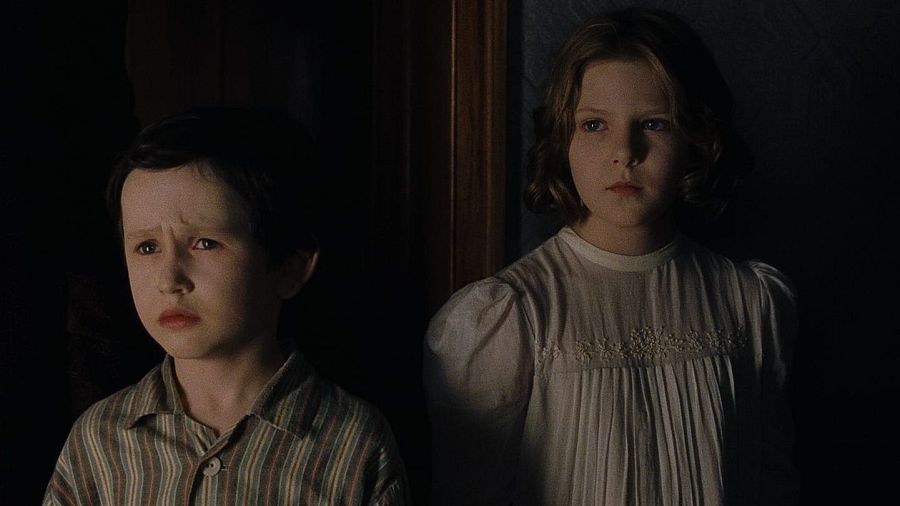 Imagen de los niños Alakina Mann y James Bentley en 'Los otros'