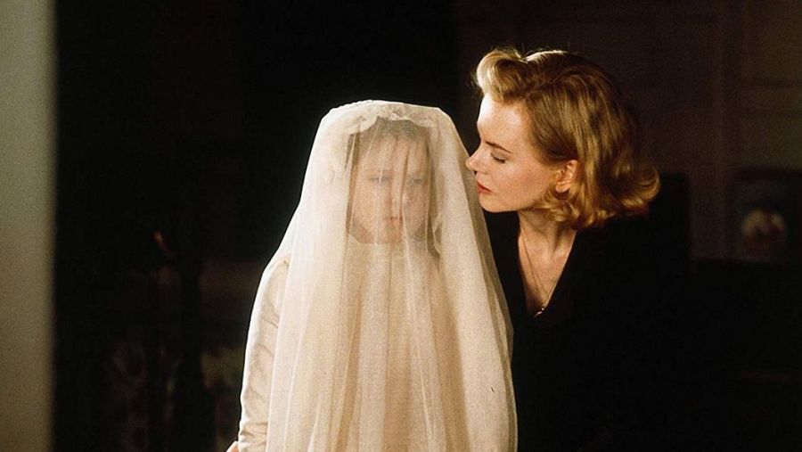 Imagen de las actrices Alakina Mann y Nicole Kidman en 'Los otros'