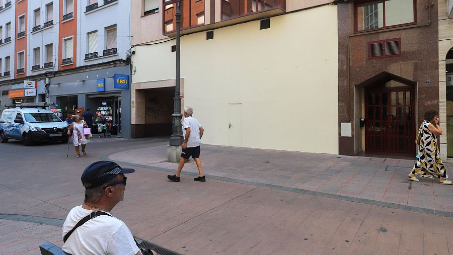 Pared donde había sido pintado en 2021 el mural de apoyo a Nevenka Fernández