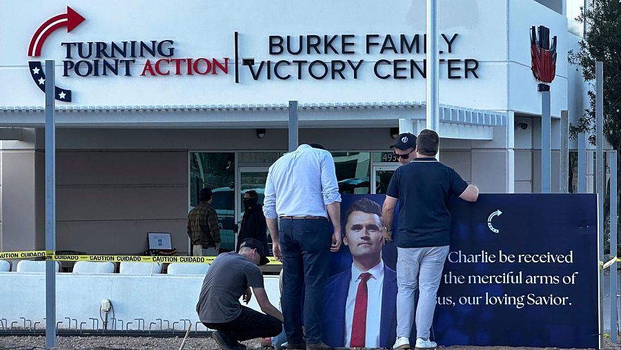 Una foto de Kirk en la sede de su organización