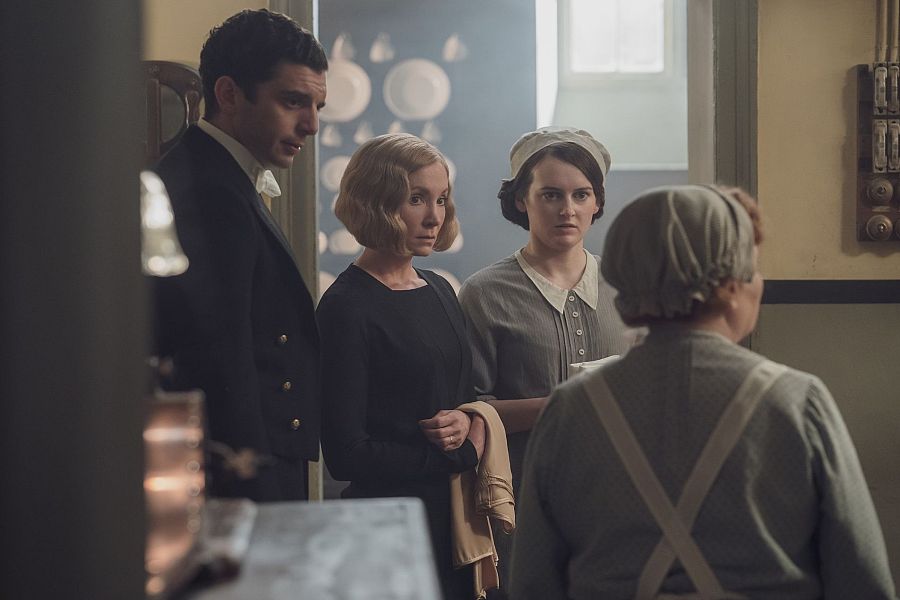 Michael Fox, Joanne Froggatt y Sophie McShera en 'Downton Abbey. Una nueva era'