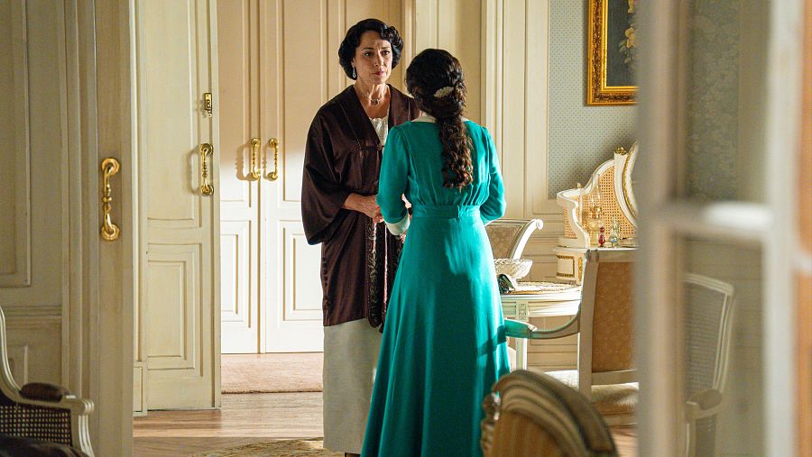 La Promesa: Ángela presiona a Leocadia para salir de la habitación