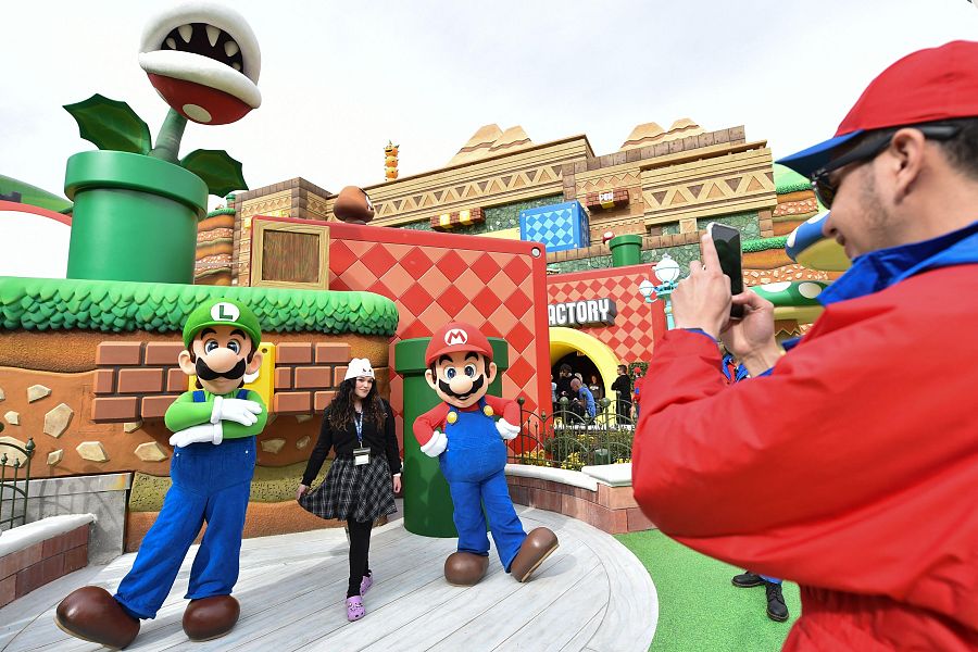 Un empleado tomando fotos a una fan en Super Nintendo World en Los Ángeles, California