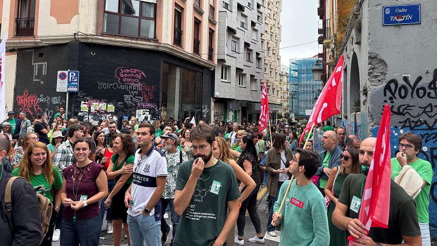 Cientos de docentes concentrados este jueves frente a la Consejería de Educación en Santander.