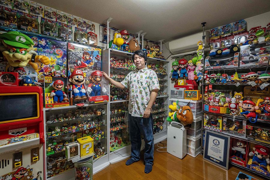 El mayor coleccionista de Super Mario, Kikai, posa en su residencia de Mishima, prefectura de Shizuoka