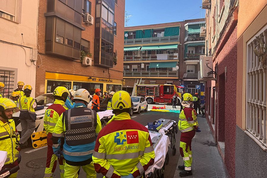 Calle cortada por la explosión de un bar en el barrio de Puente de Vallecas