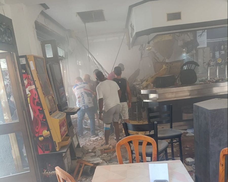 Imagen del interior del bar Mis Tesoros en el que ha ocurrido la explosión