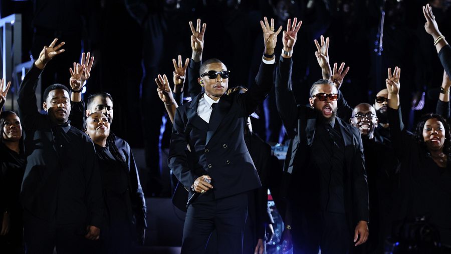 Voices of Fire y Pharrell Williams se presentan en el escenario durante el evento Grace for the World en la Plaza de San Pedro