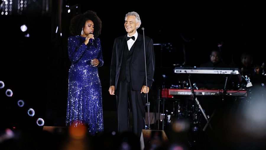 Jennifer Hudson y Andrea Bocelli se presentan en el escenario d