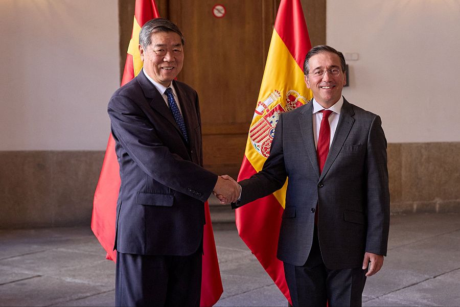 El ministro de Asuntos Exteriores de España, José Manuel Albares, posa junto al viceprimer ministro chino, He Lifeng