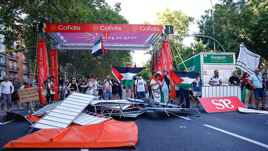 Los manifestantes cortan el recorrido de los ciclistas en el Paseo del Prado