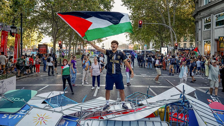 Manifestantes propalestinos cortan el recorrido de los ciclistas en el Paseo del Prado